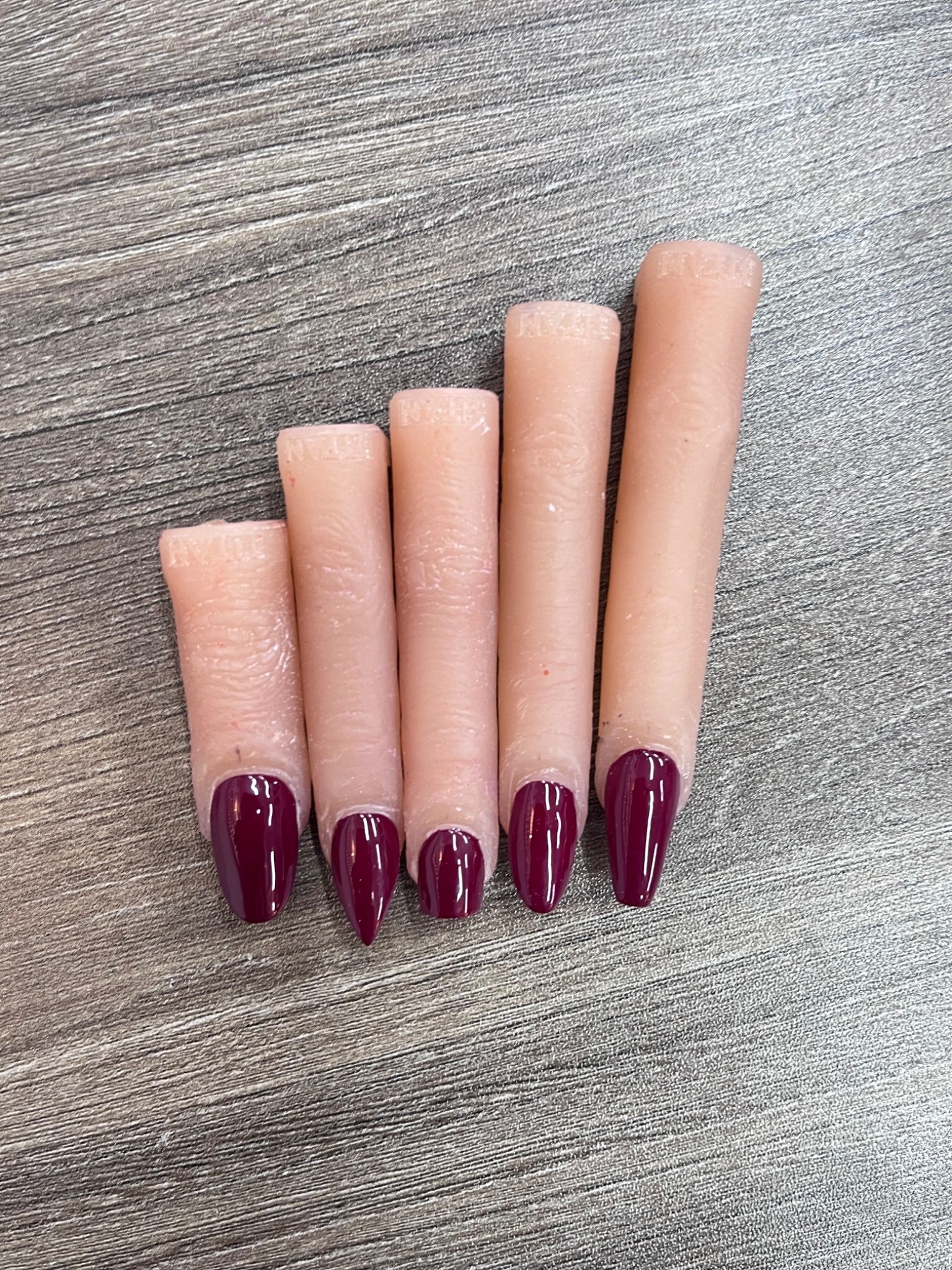 Kỹ thuật sơn tròn khoé Cuticle bền đẹp