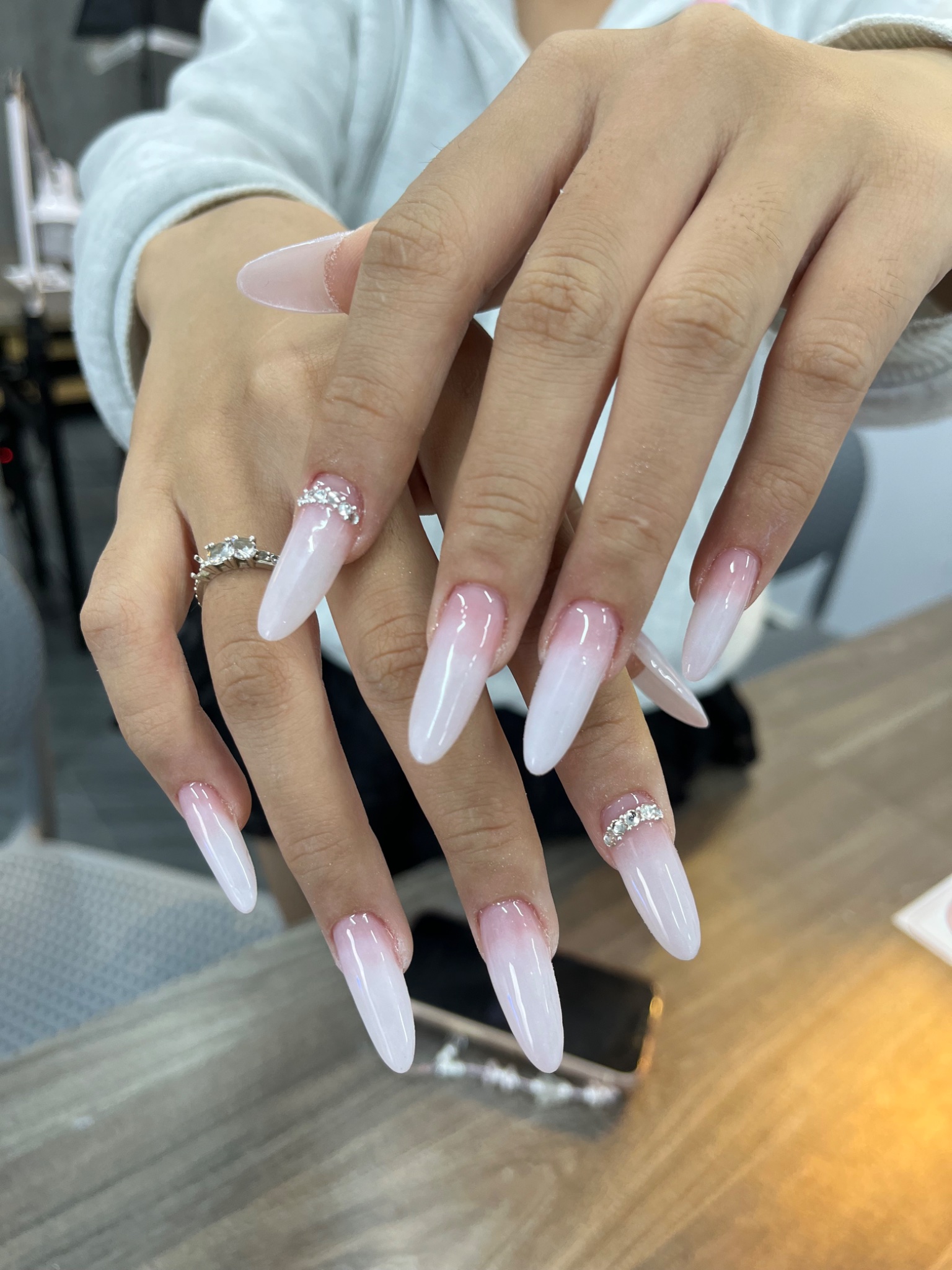 Kỹ thuật sơn tròn khoé Cuticle bền đẹp